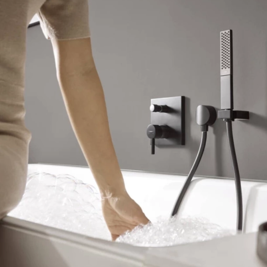 Душевая лейка Hansgrohe Rainfinity 100, 26866340, черный хром - фото 1